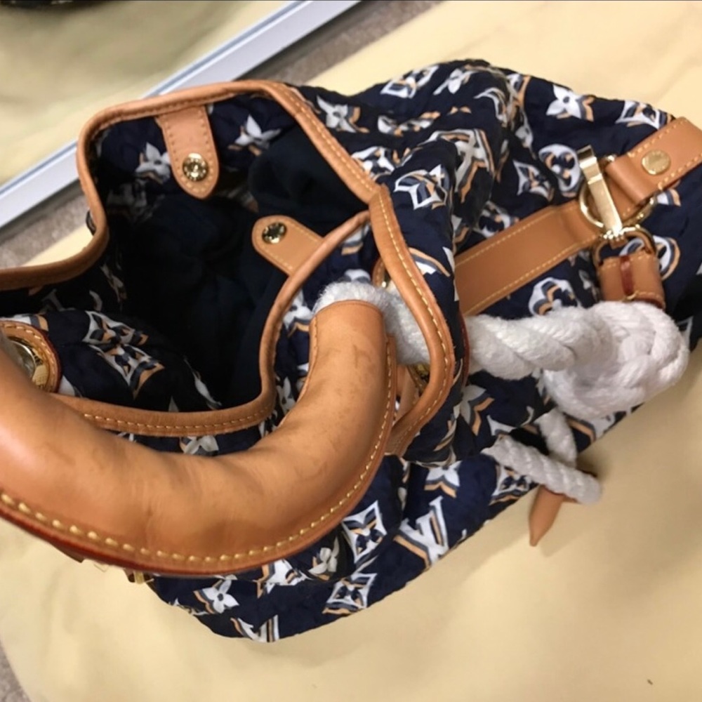Louis Vuitton Bulles purse - Picture 6 of 8